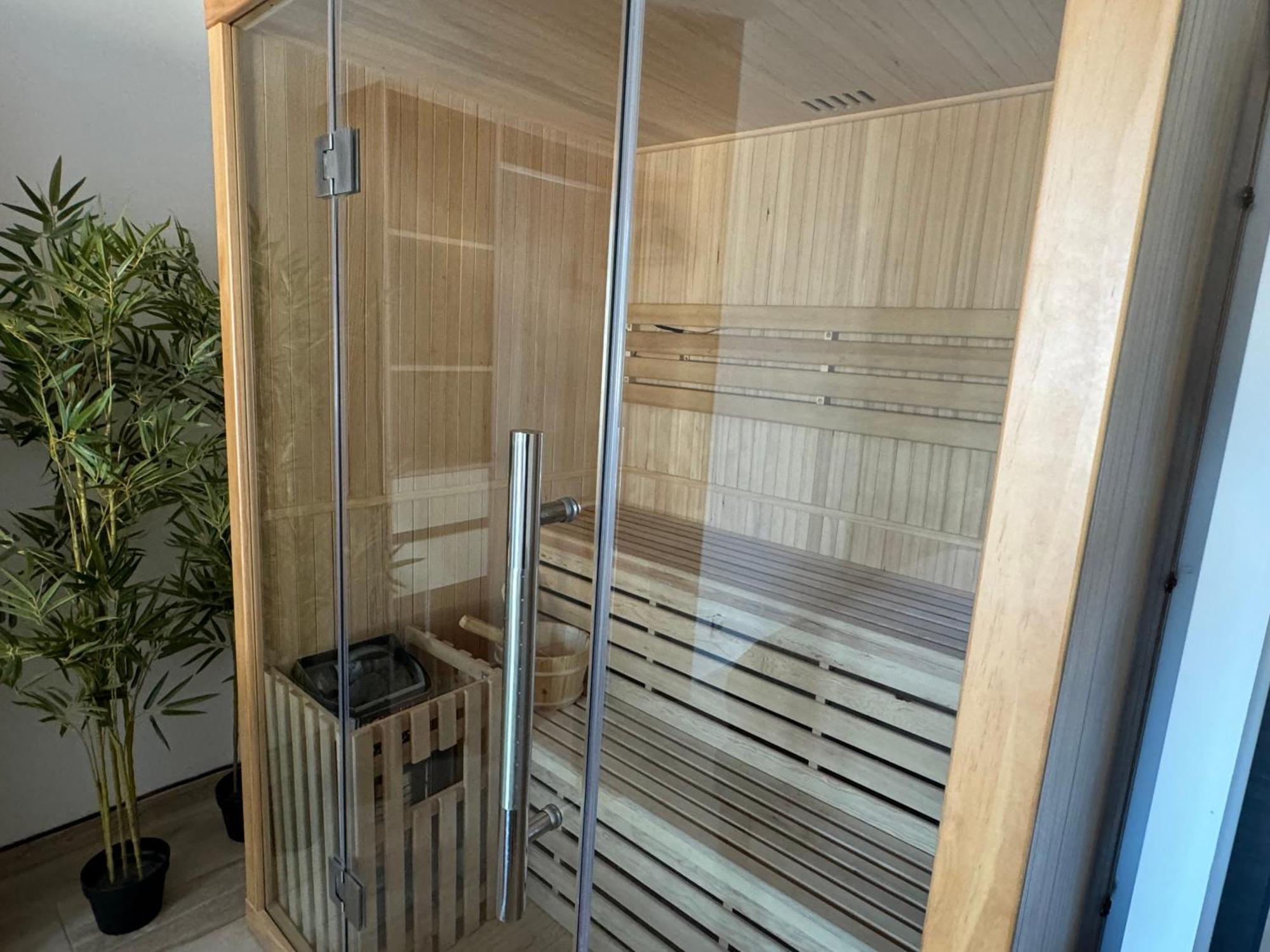 Maison Avec Jacuzzi Et Sauna 埃皮纳勒 外观 照片